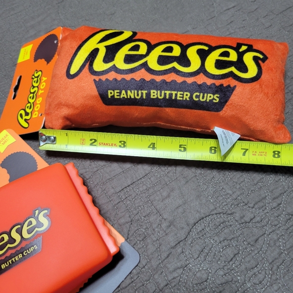 Set of 2 Reese’s Peanut Butter Cup squeaker crinkle squeaky toy plush toys NEW - Picture 5 of 9